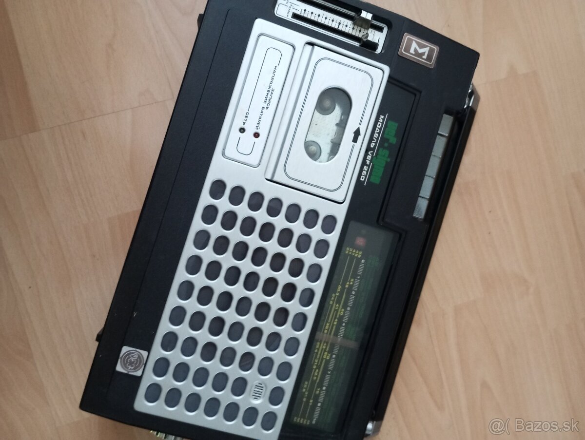 Starý radiomagnetofon - 2