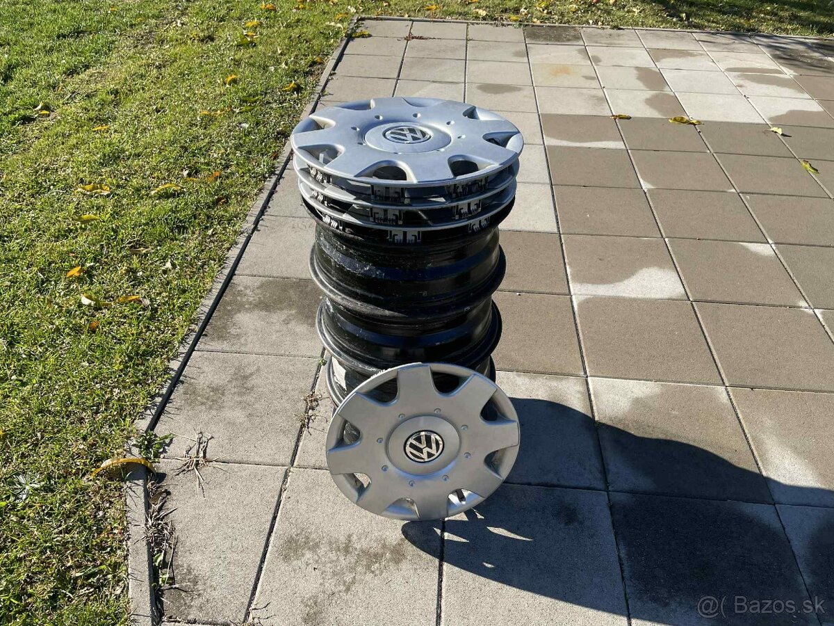 Sada orginál puklíc a plechových diskov na Volskwagen VW - 2