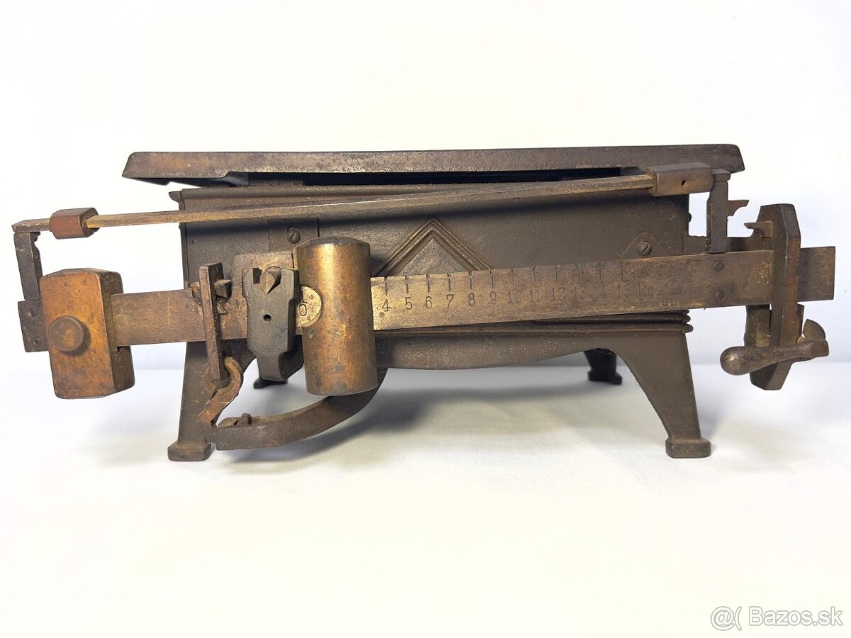 Stolova starožitna vaha . - 2