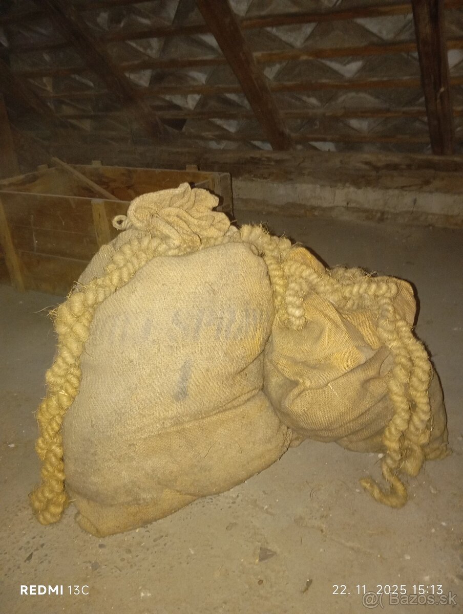 Staré jutové vrecia a lano. - 2