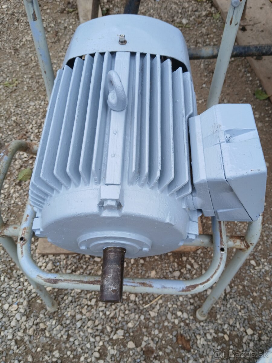 Predám elektromotor na 380V 5,5kw 2910otáčok - 2