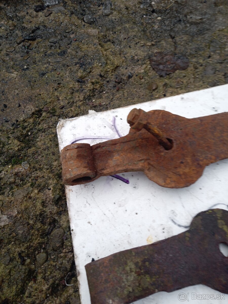 Staré pánty kus 3e - 2