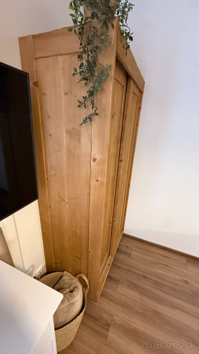 Masívna drevená skriňa - 2