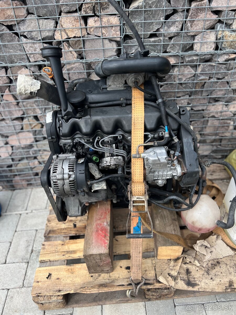 Motor 2,5 L nafta - 2