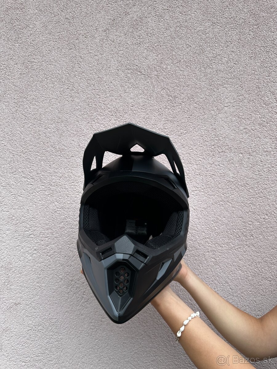 Na predaj: Prilba Raven + okuliare