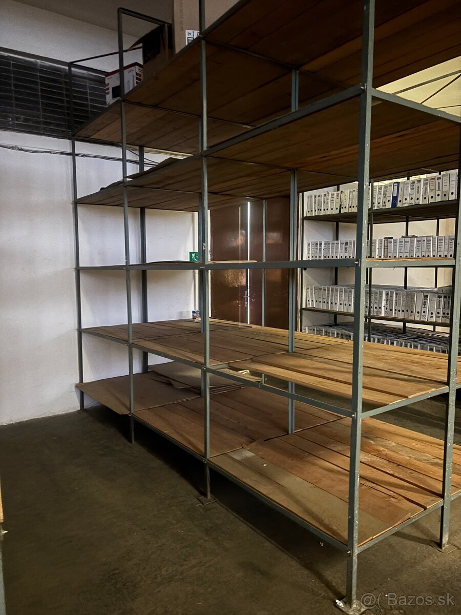 Ocelové regále s drevenými doskami - 2