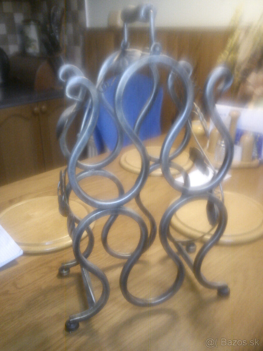 Kovový stojan na víno - 2