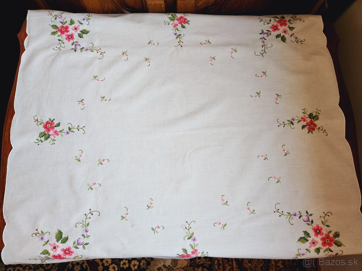 Krásny biely obrus zdobený ružovými a fialovými kvetmi 80x84 - 2