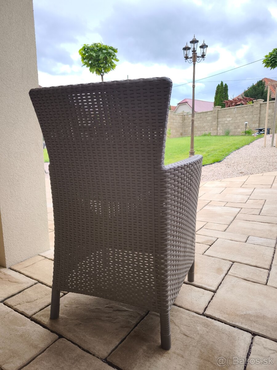 Plastové stoličky - 2