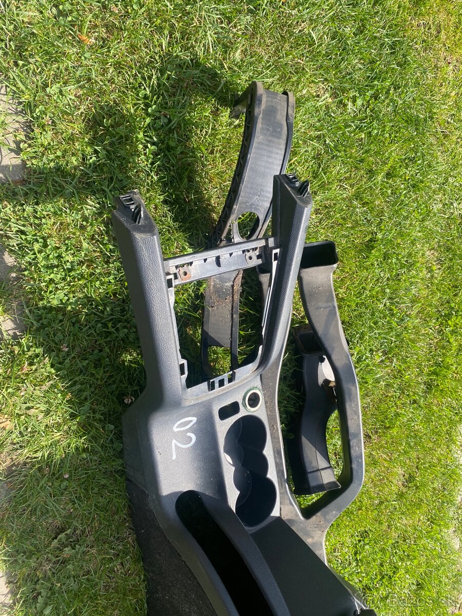 Predám Lakťovú opierku do škoda octavia2 - 2