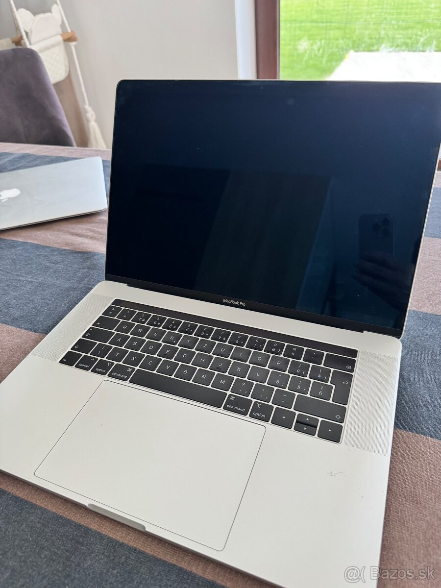 MacBook Pro (15-inch, 2018, Touch Bar) - 2