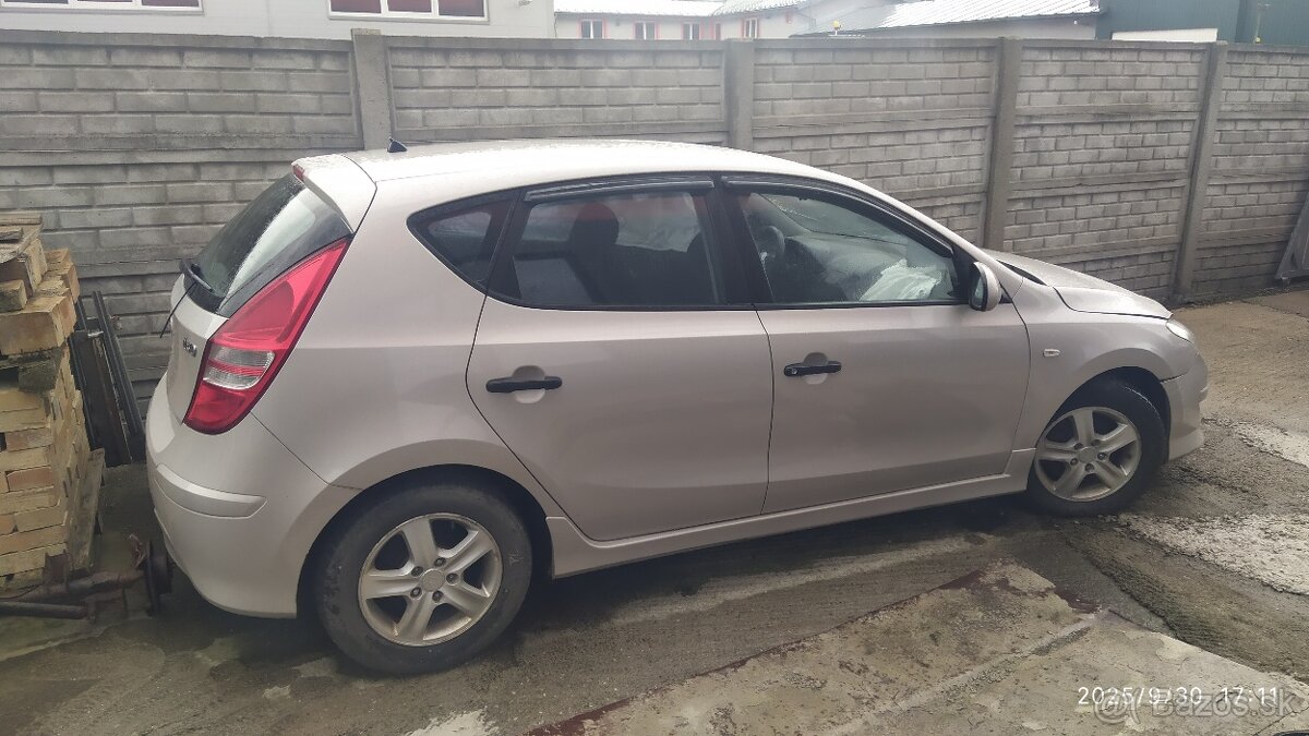 HYUNDAI I 30 1,4 benzín 2012 - 2