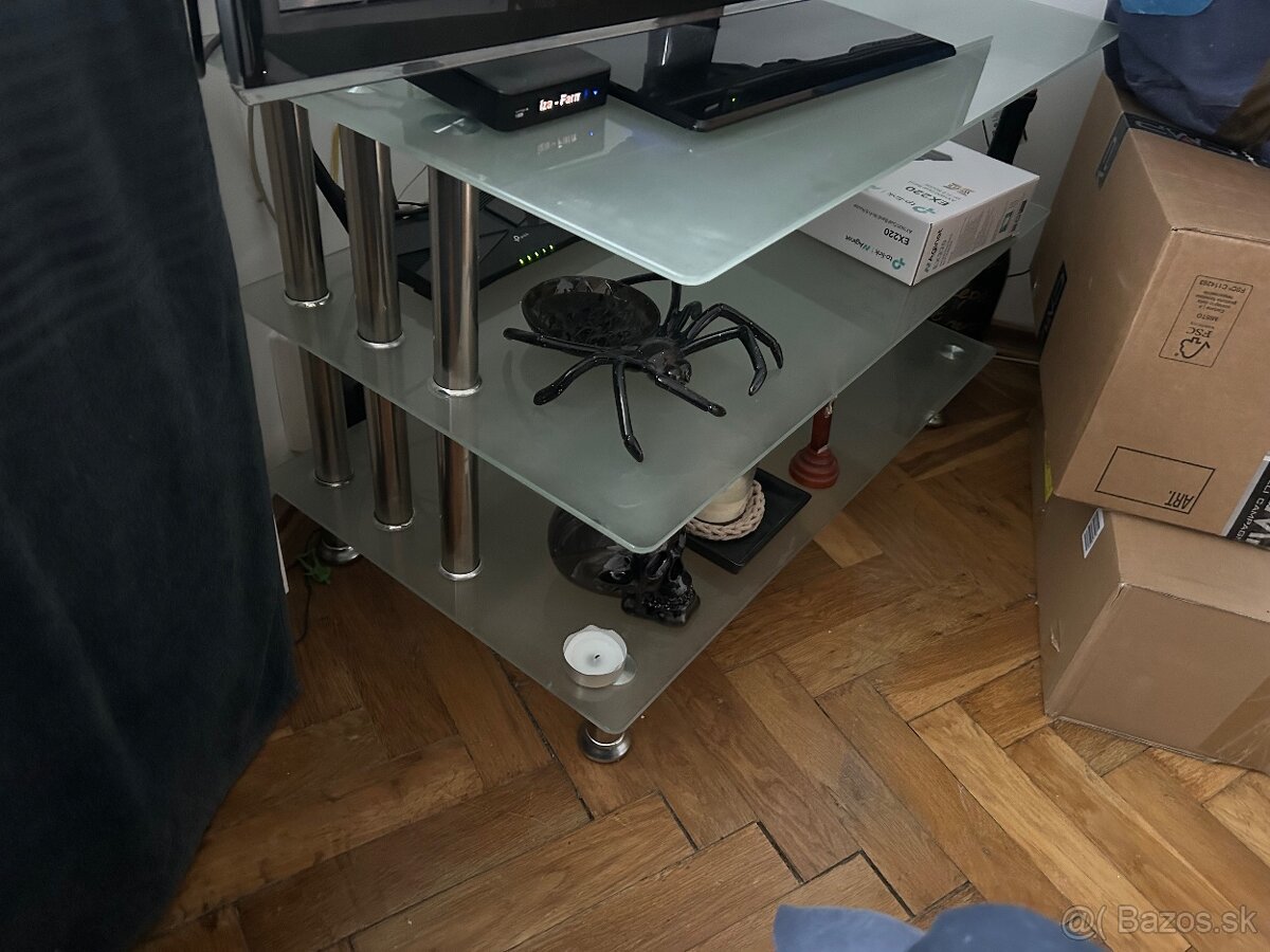 Skleneny stolik pod TV - 2