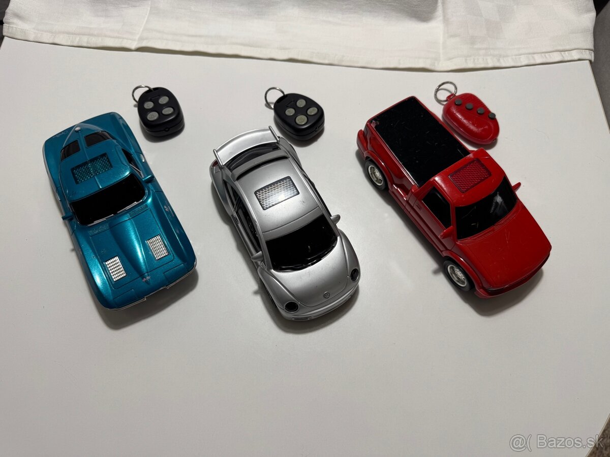 Autíčka hračky 1:24 (Corvette, VW Chrobák, Toyota) - 2