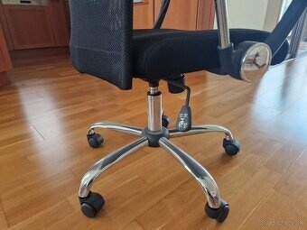 Malo pouzivana kancelarska stolicka. - 2