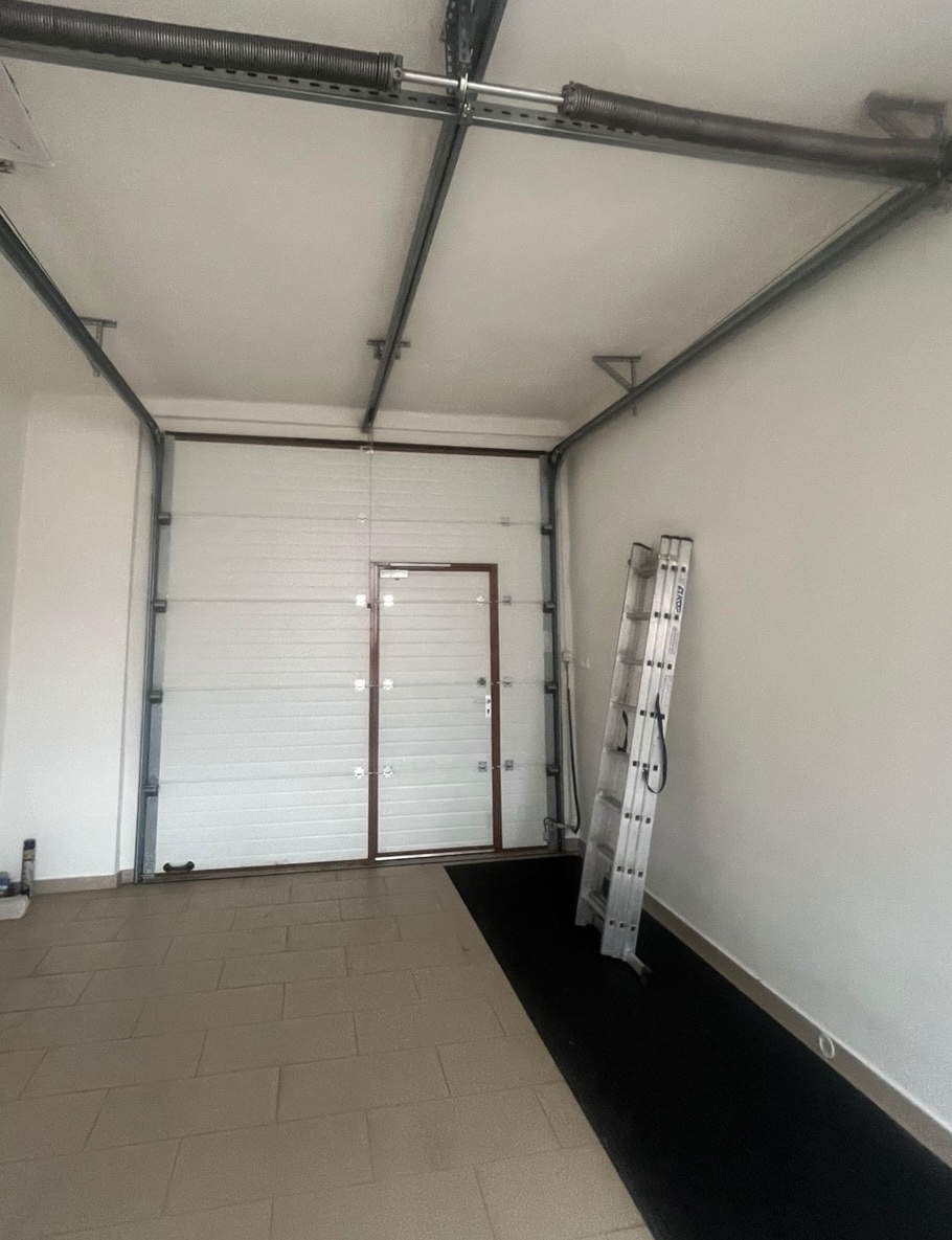 Sekčná brána z dverami - 2