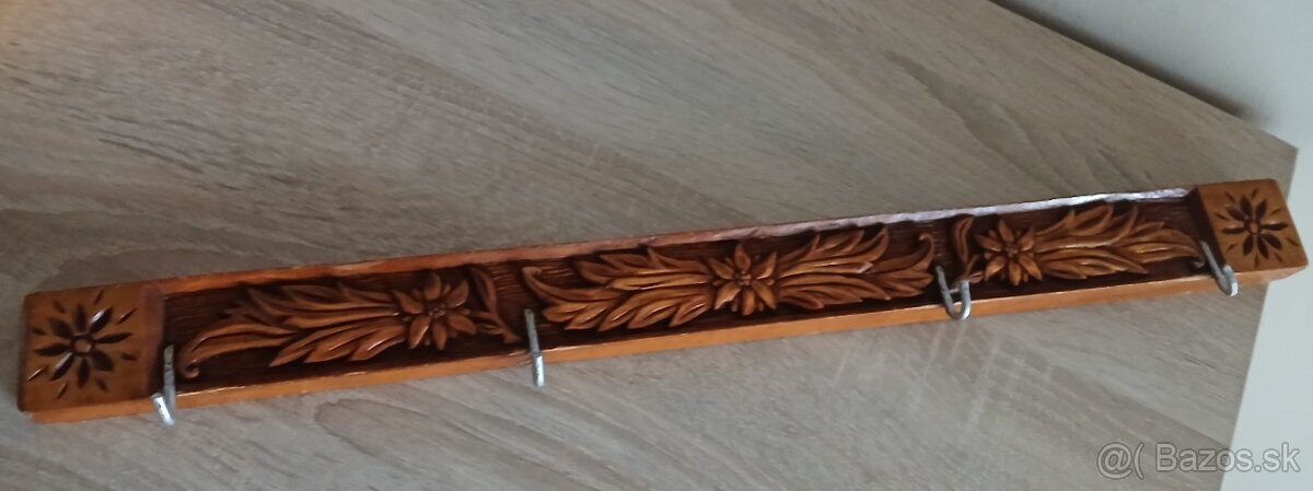 Drevený vyrezávaný vešiak - 2