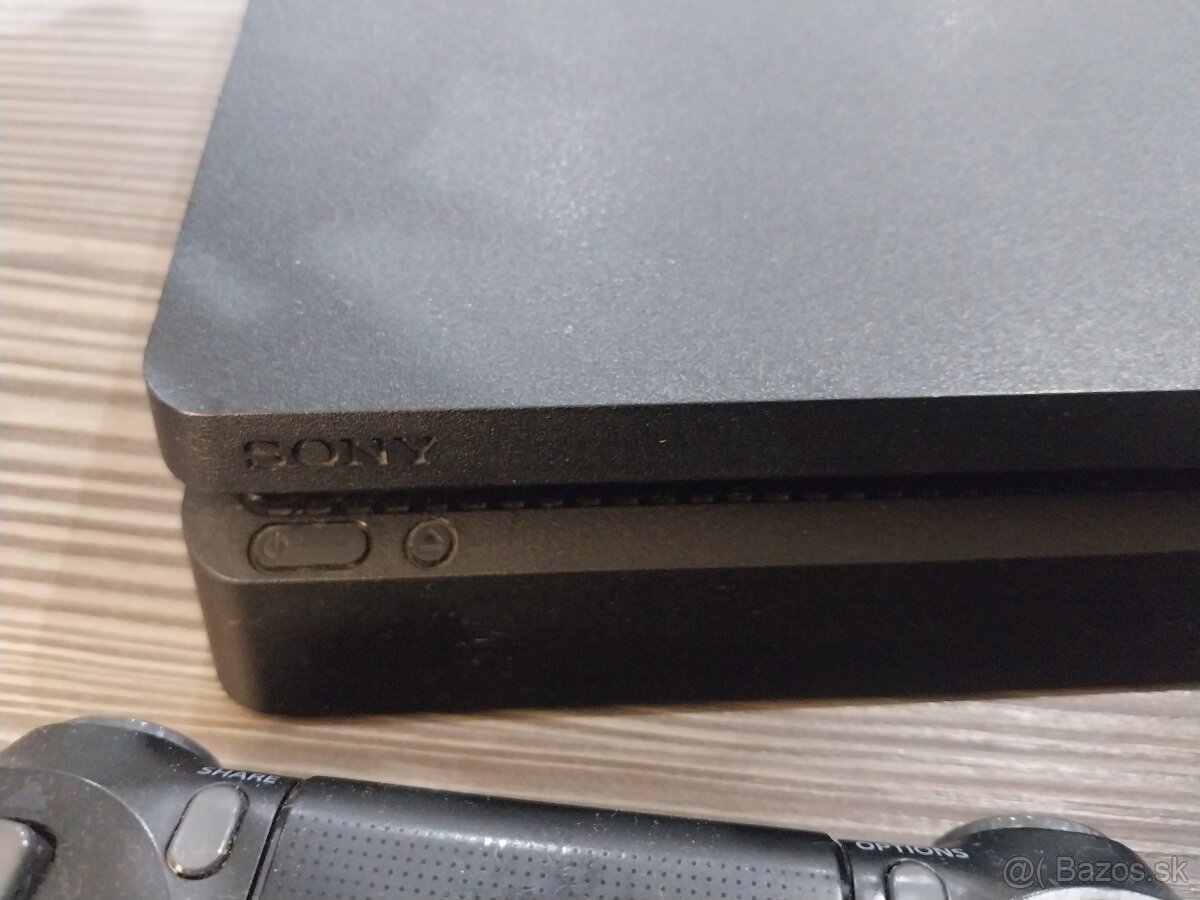 PS4 s dvoma ovládačmi - 2