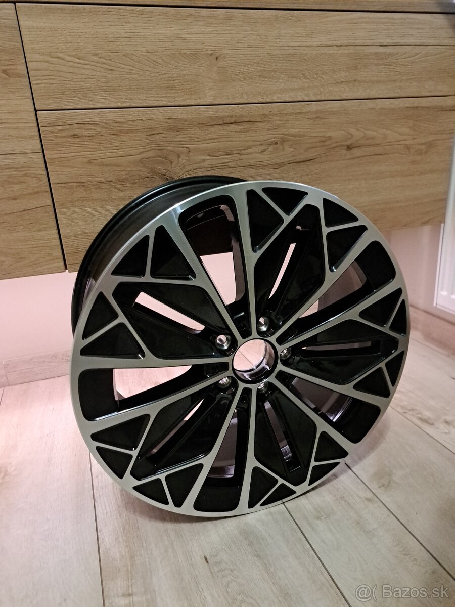 Mercedes R19 NOVE - 2