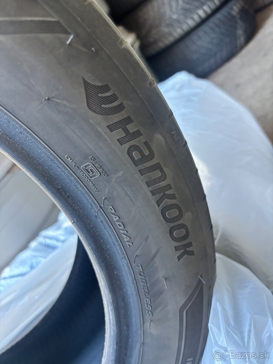 Pneu 245/45R18 - 2