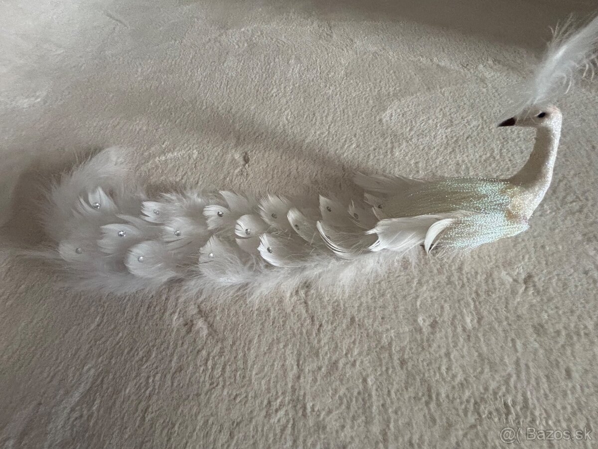 Luxusný dekoračný páv – biely s pierkami a kryštálikmi (na k - 2