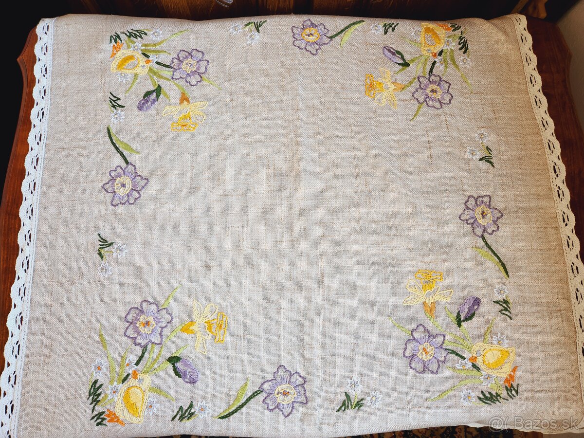 Krásny krémový jarný obrus s kuriatkami a narcismi 82x82 - 2