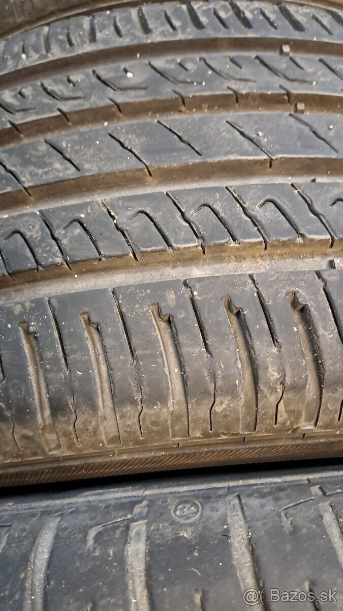 Predám 4ks slušné letné 215/50r17-95Y Barum - 2