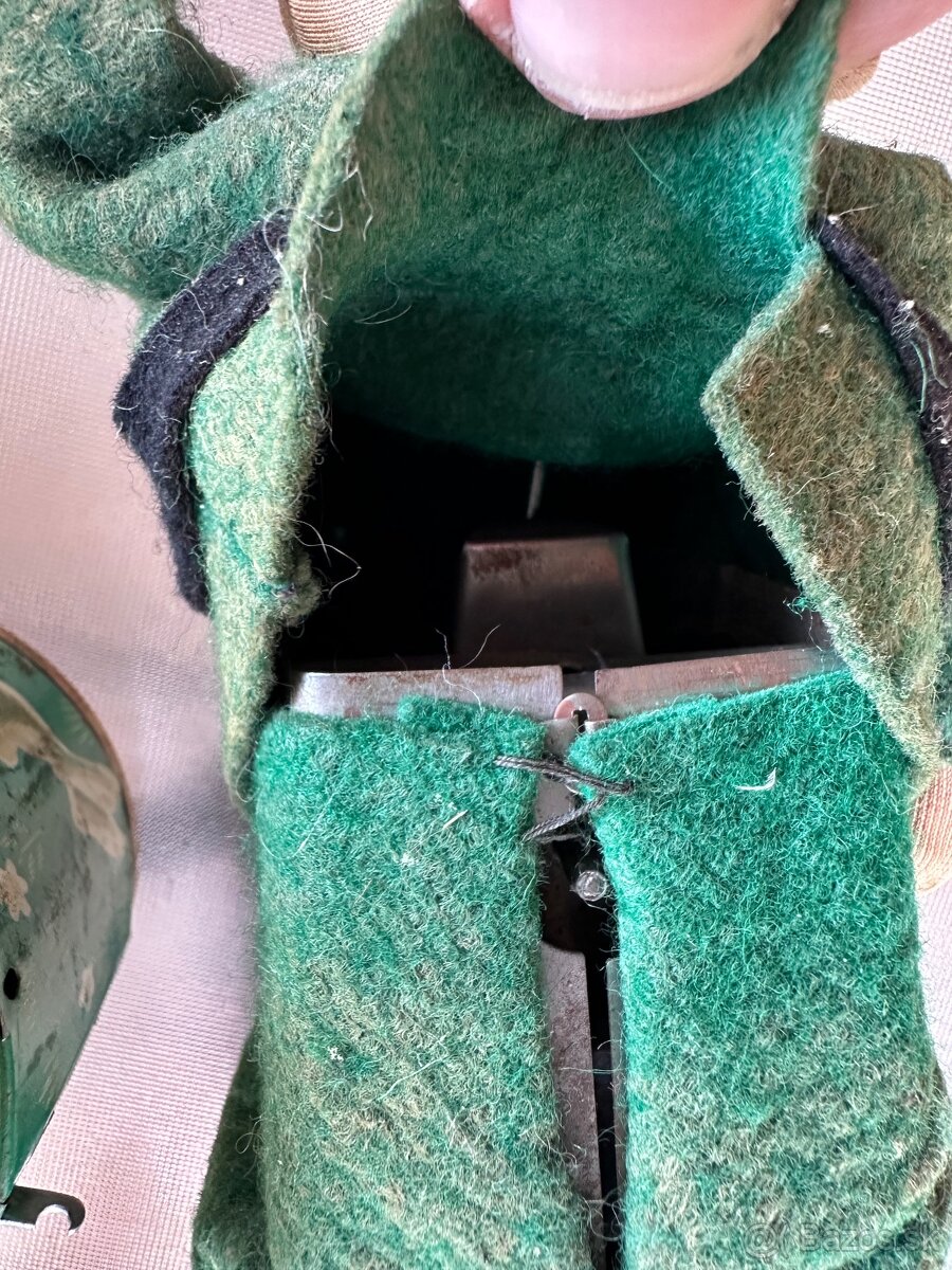 Staré veci z pôdy-staré figúrky, kordy, kalamar, šachovnice - 2