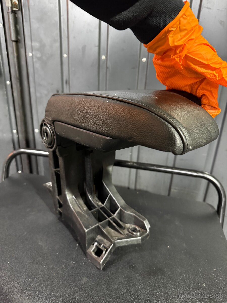 Predám lakťovú opierku BMW E46 - 2