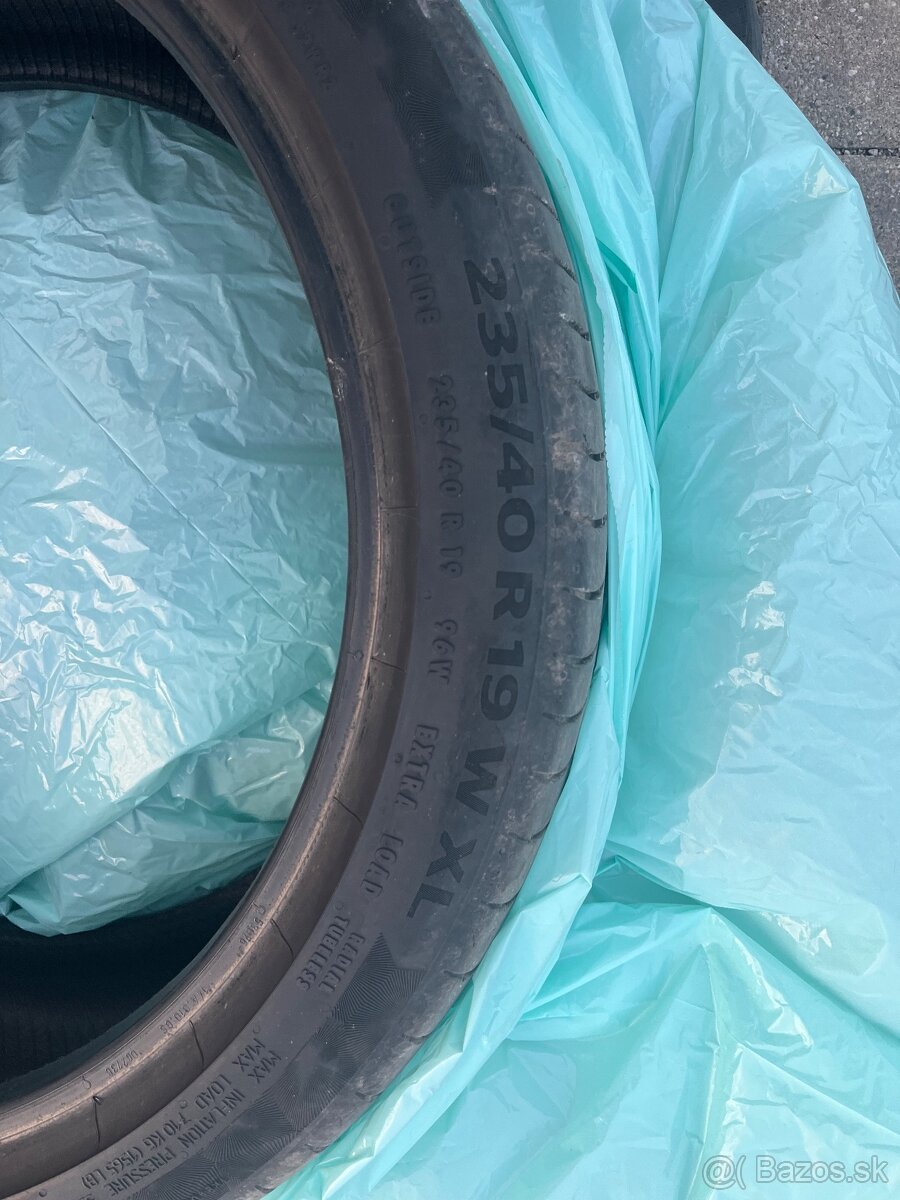 235/40 R19 - 2