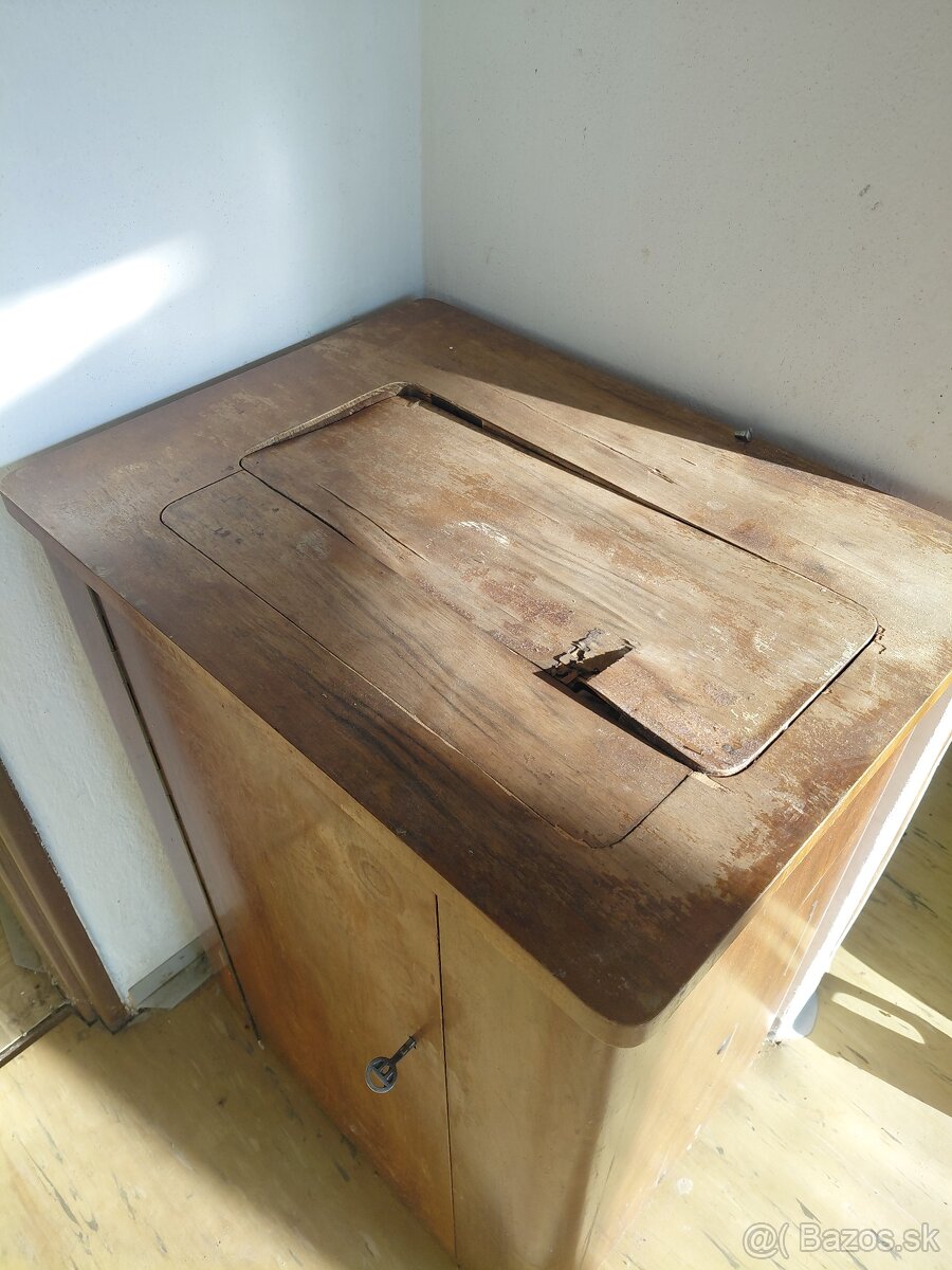 Starší šijací stroj ZETINA - 2