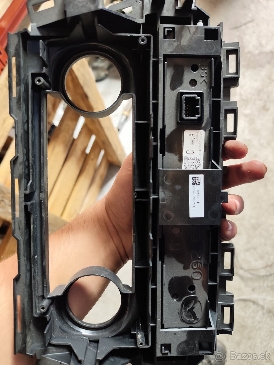 Predám ovládací panel mazda - 2