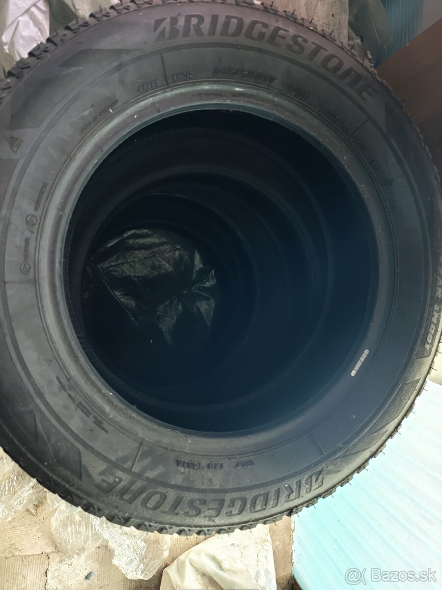 Bridgestone 215/65R17 - 2