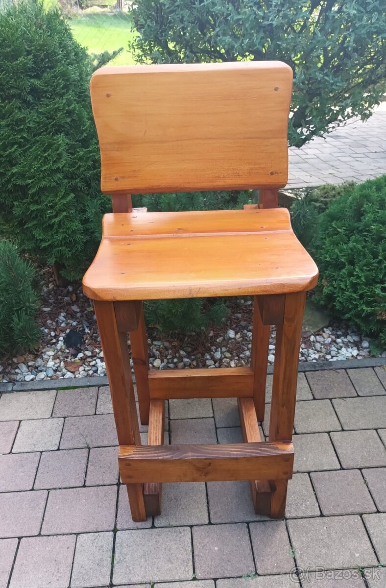 Drevené barové stoličky. - 2