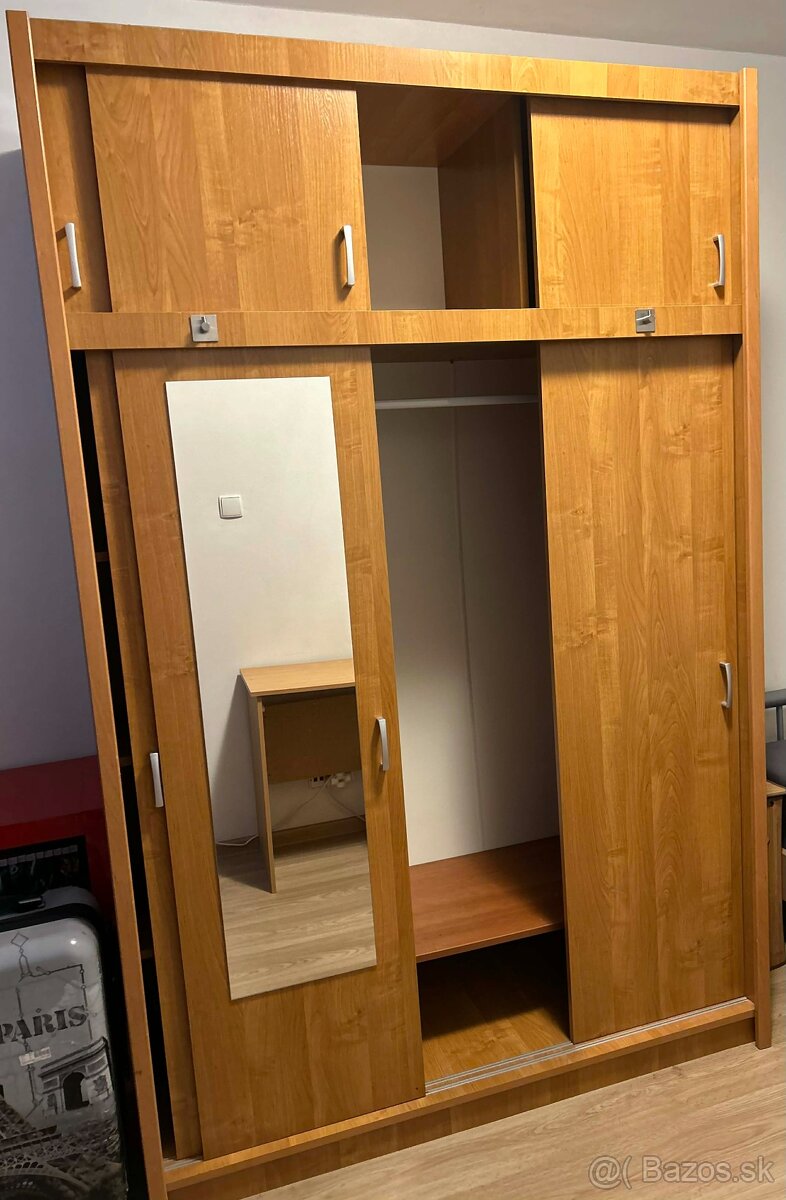 Šatníková skirňa - 2