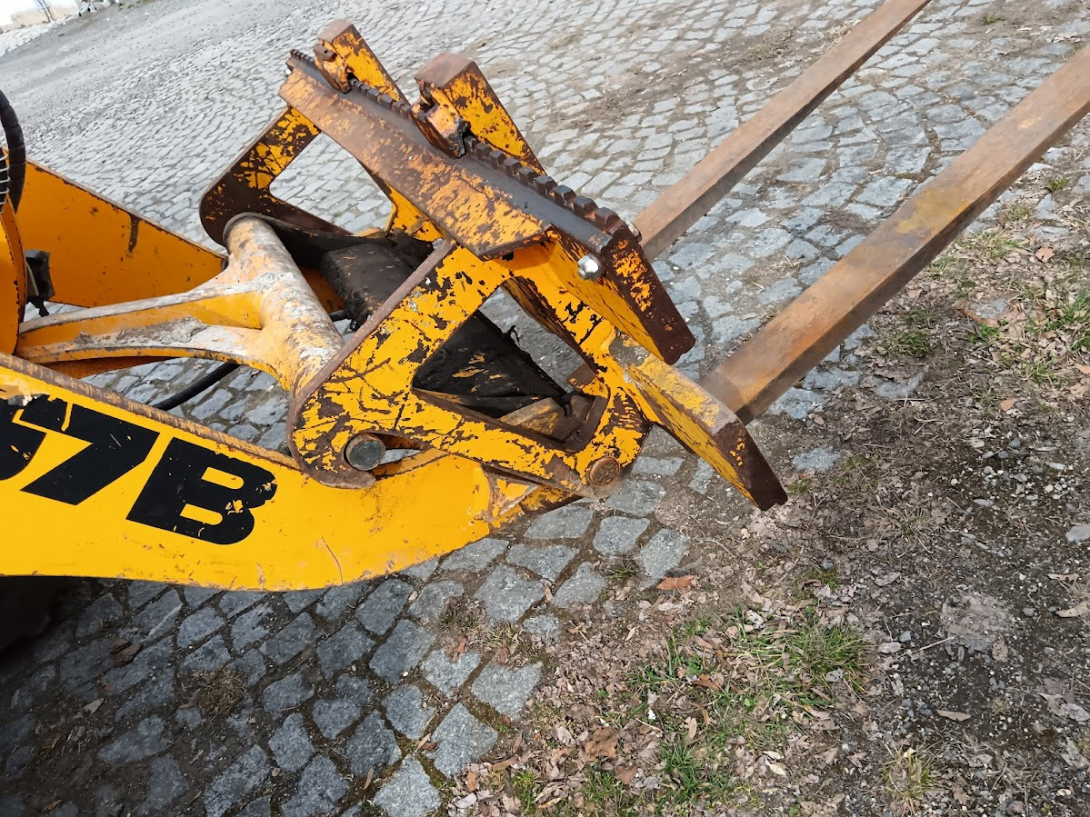 Kolový nakladač JCB 407 - 2