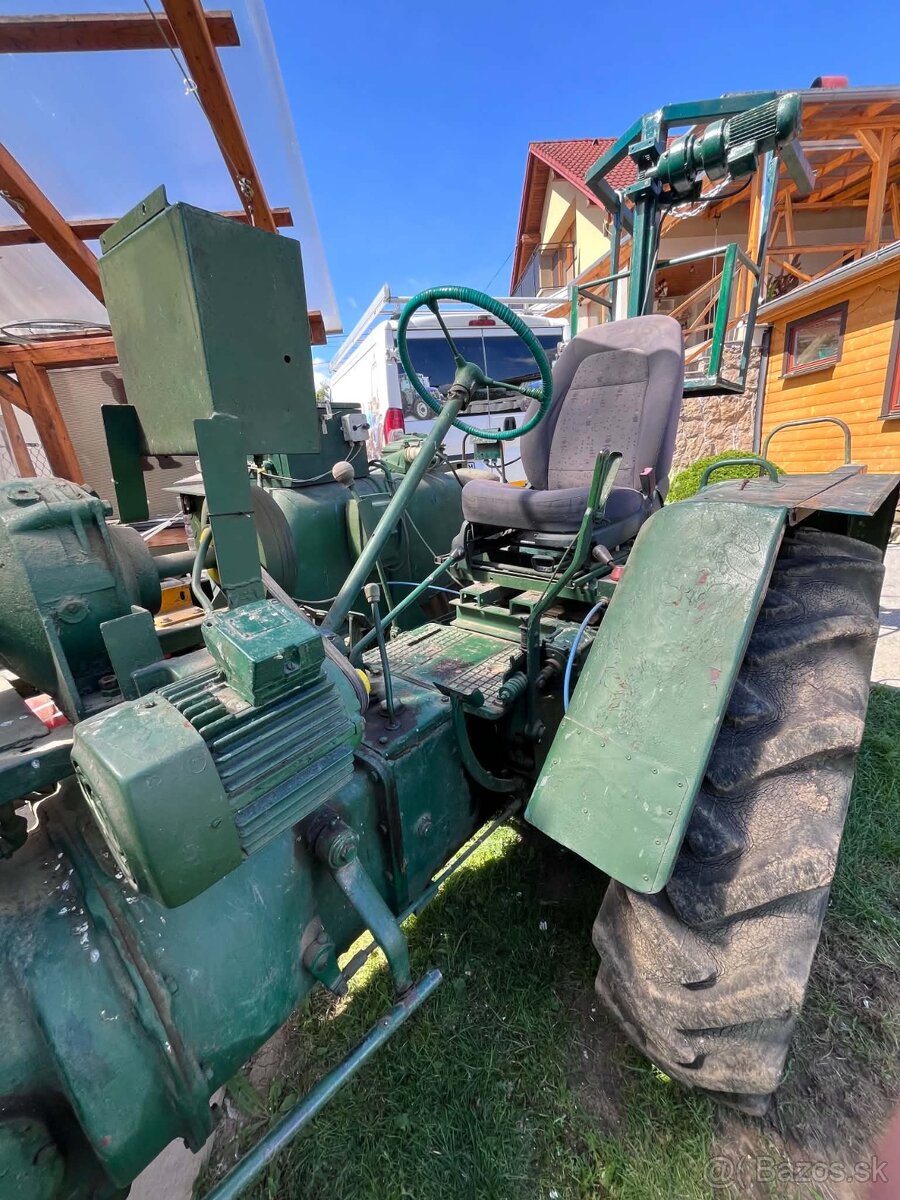Traktor s prislusenstvom - 2