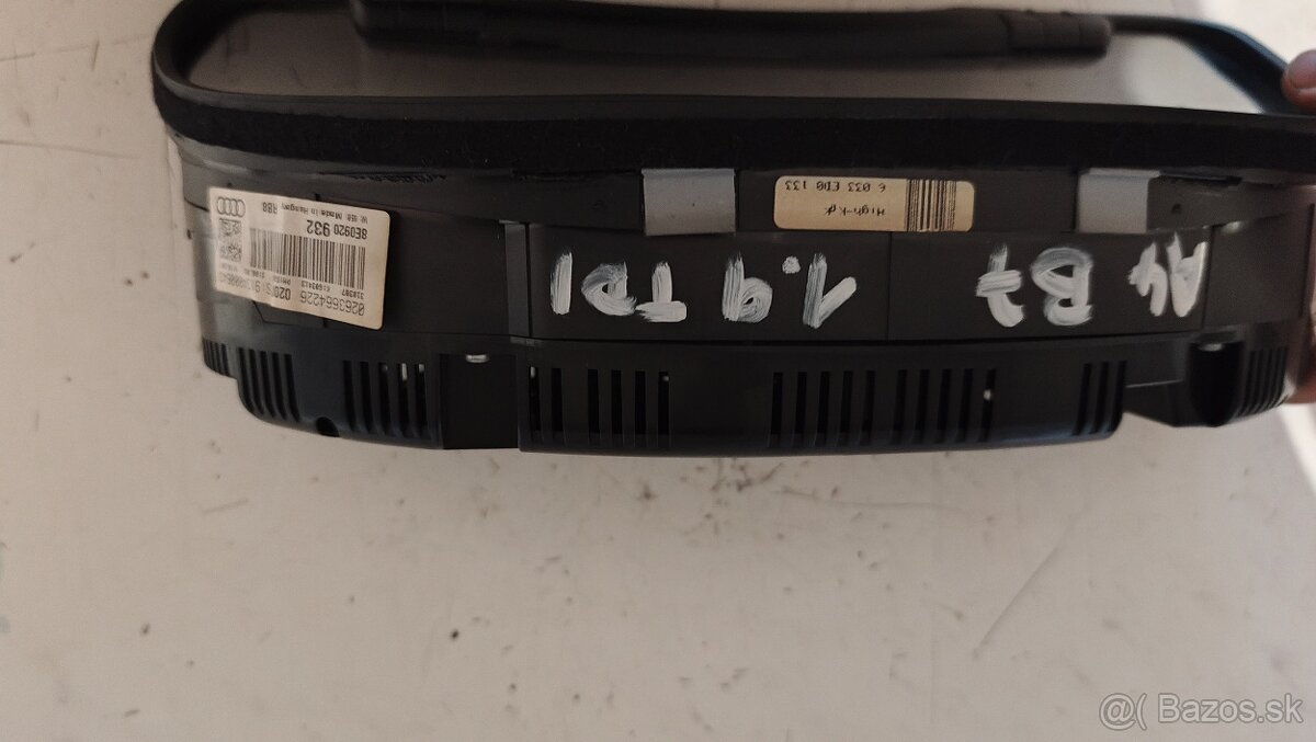 Budíky Audi A4 B7 8E0920932 - 2