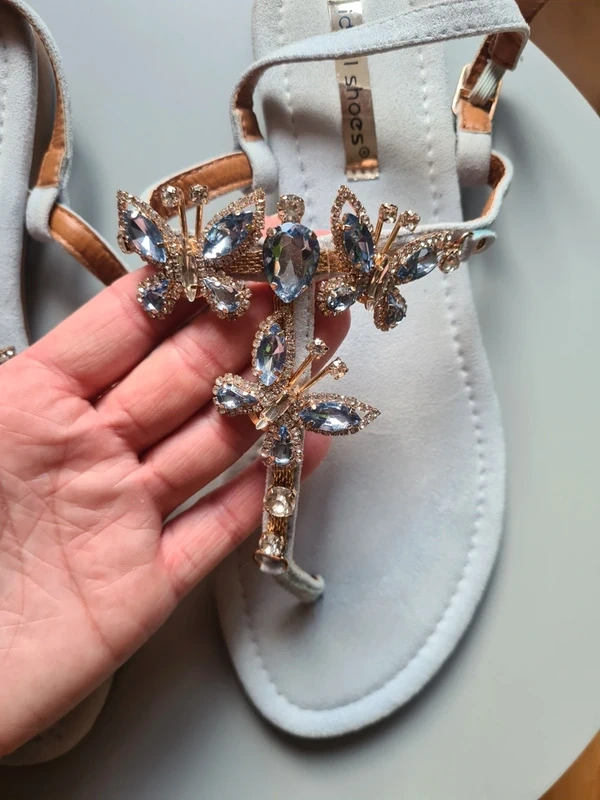 Nízke sandále s aplikáciou - 2