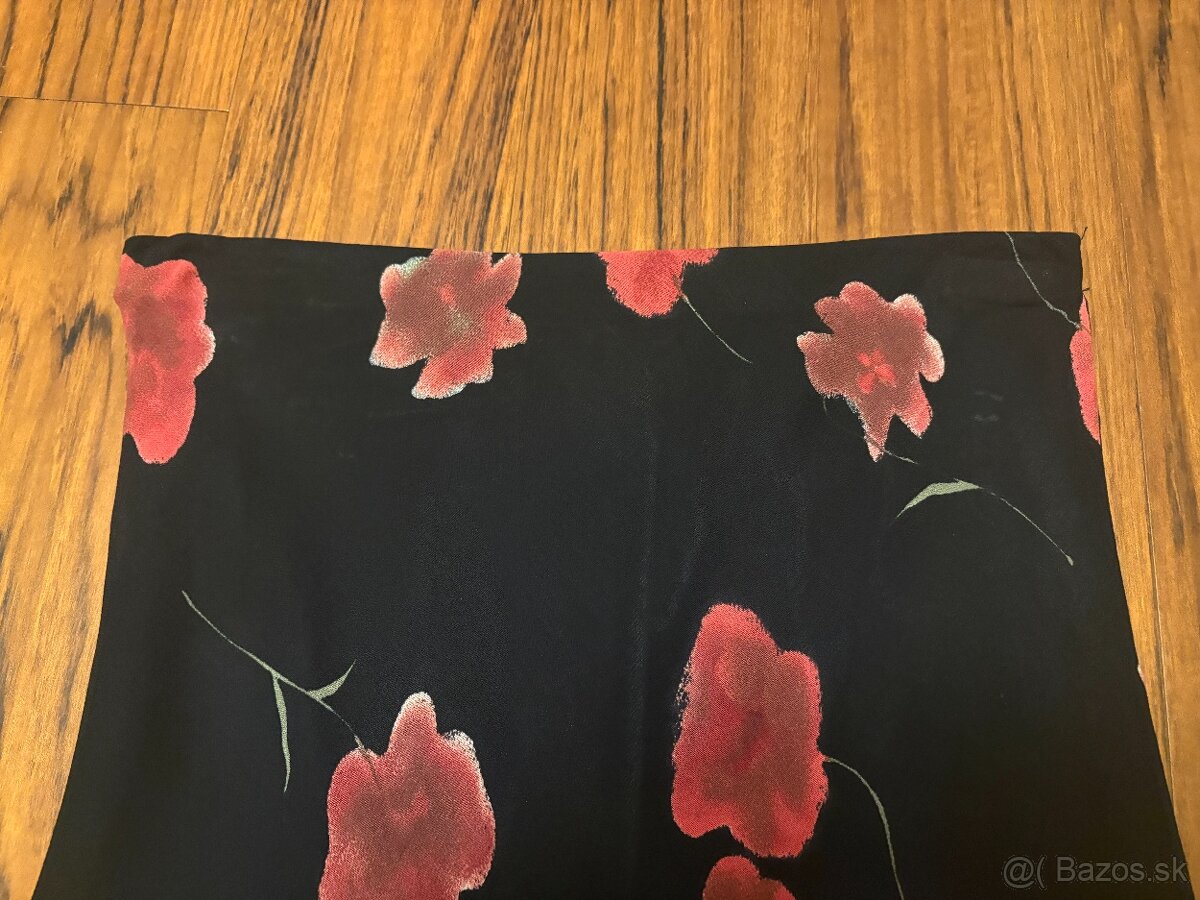 Čierna sukňa s červenými kvetmi, S - 2