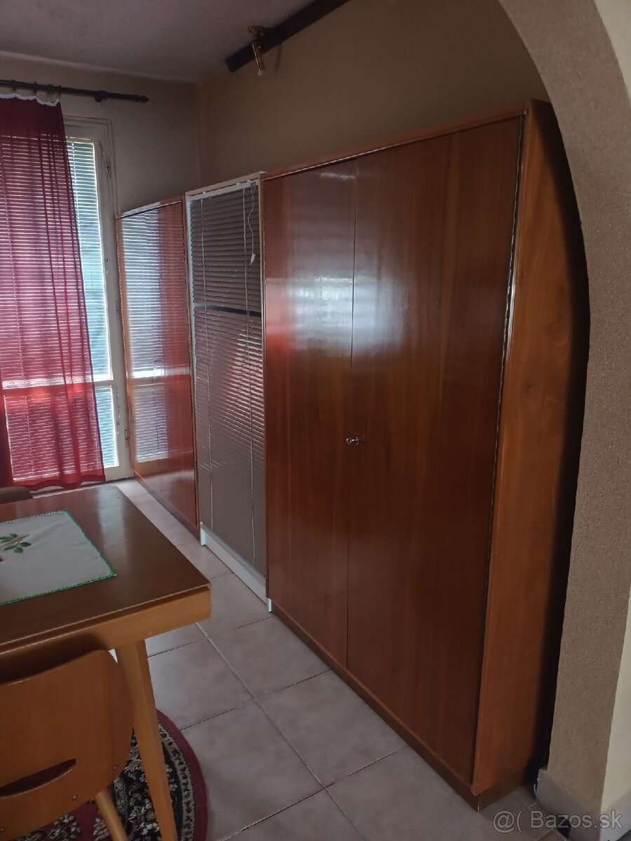 zachovalé retro skrine za 20 €. - 2