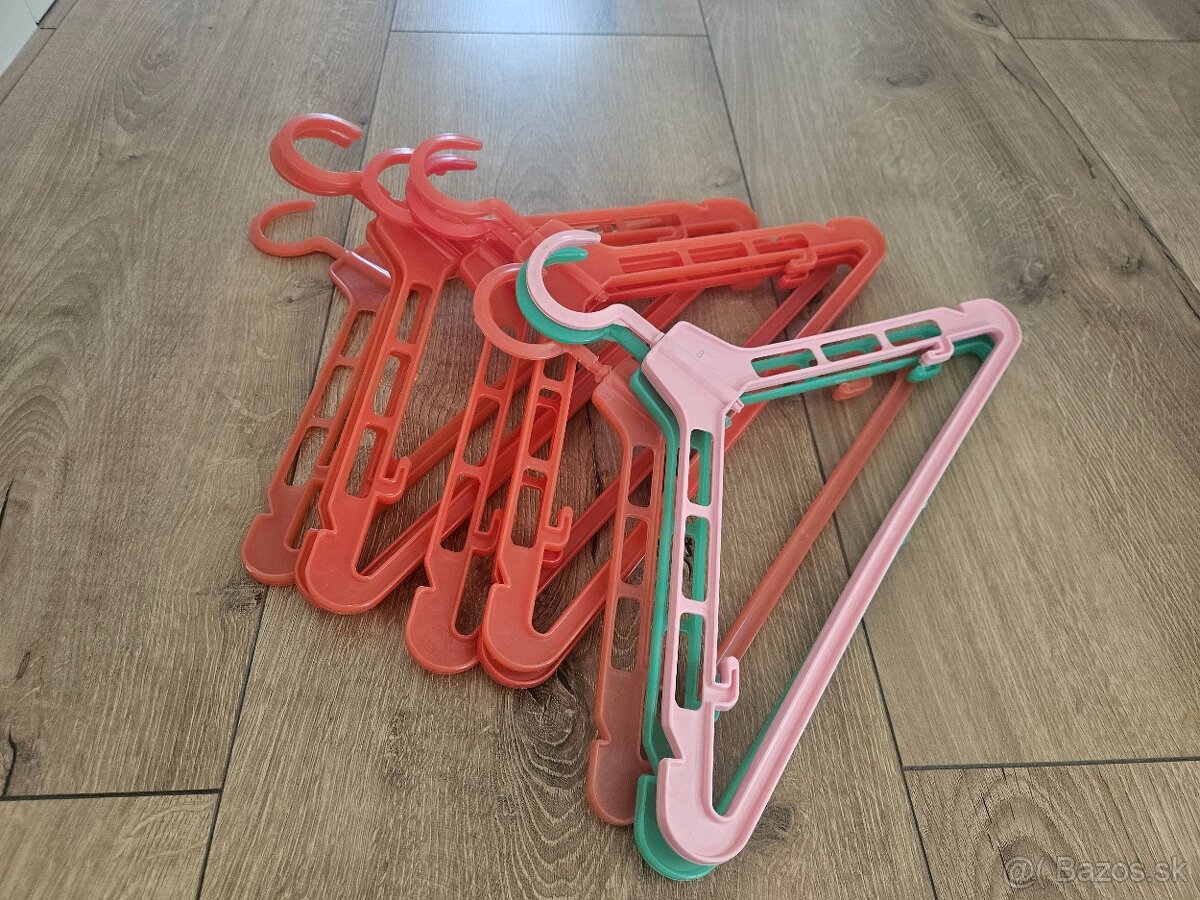 Plastove vesiaky na oblecenie 49ks - 2