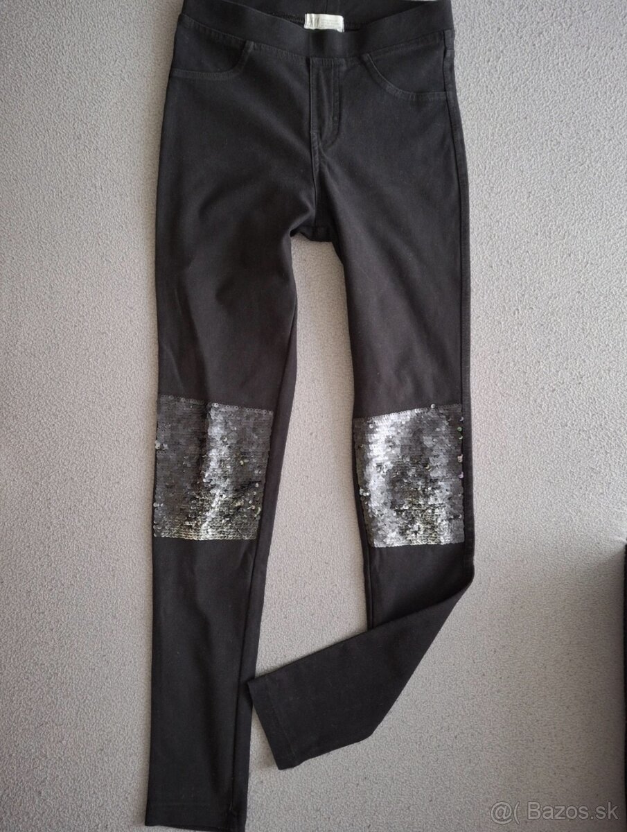 Dievčenské čierne džegíny. - 2