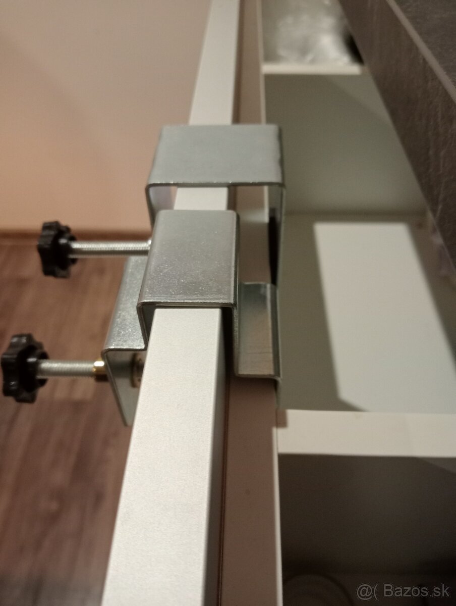 svorky na montaz dvierok - 2