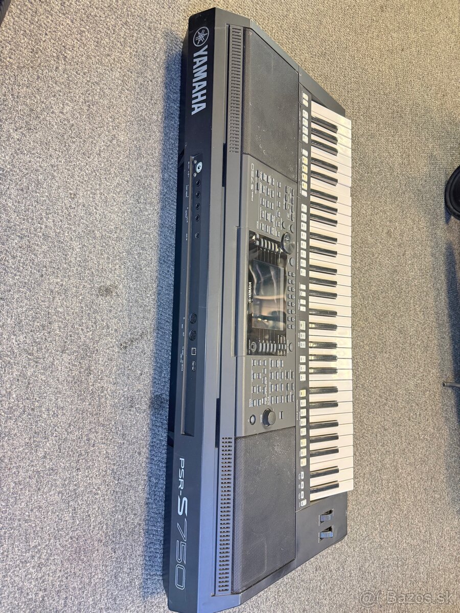 Klavesy Yamaha PSR-S750 - 2