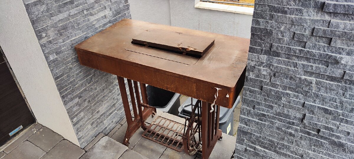 Minerva šijací stroj a stôl - 2