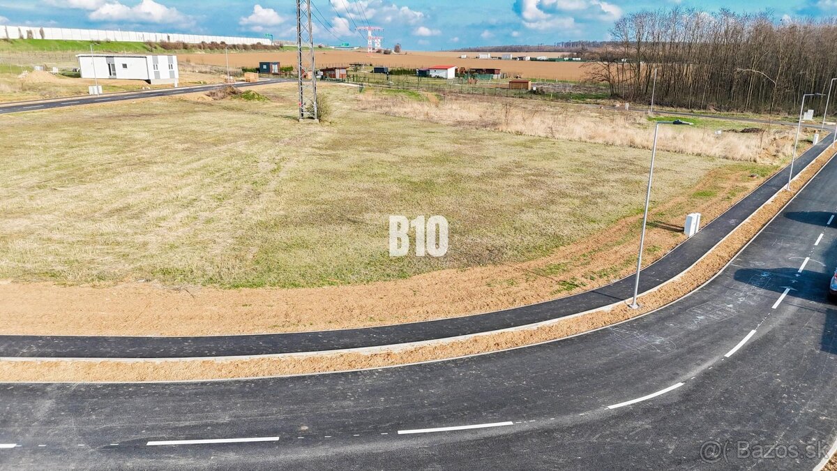 SLNEČNÝ stavebný pozemok V PÁROVSKÝCH HÁJOCH v tichej lokali - 2