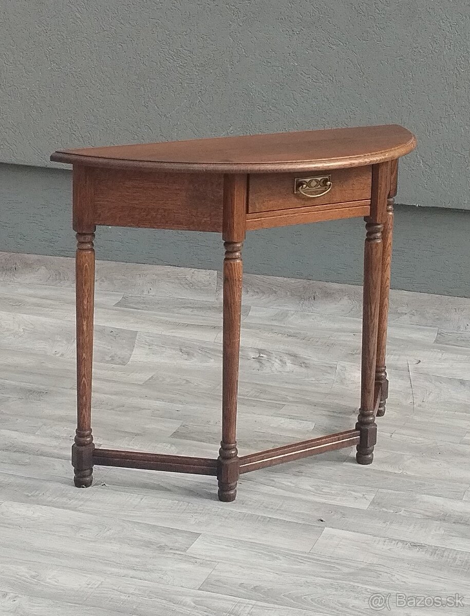 Stolík polkruhový. - 2