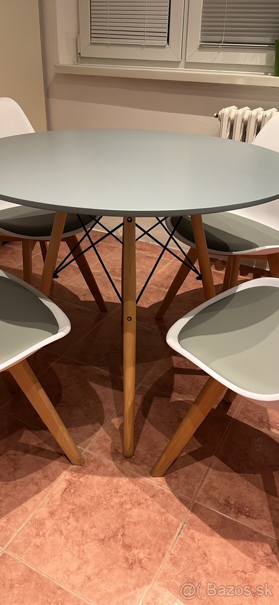 Kuchynsky stol a 4 stolicky - 2