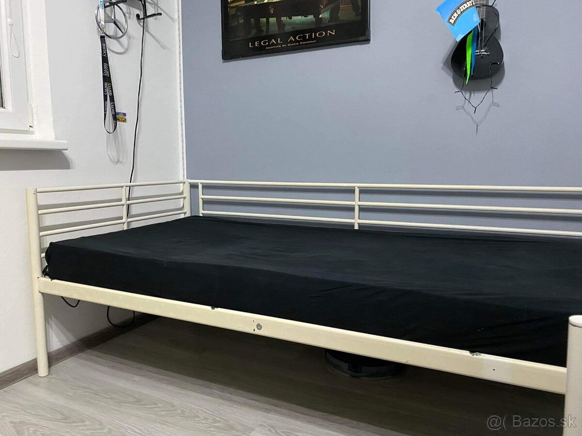 Predám 2 kovové postele s jedným novým matracom, 90x200 cena - 2